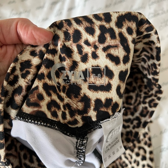 Zyia scrunch butt leopard leggings size 6-8 - Picture 4 of 5